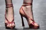 Высокие каблуки убивают суставы женщин!