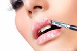 Откорректируй форму губ с помощью макияжа
